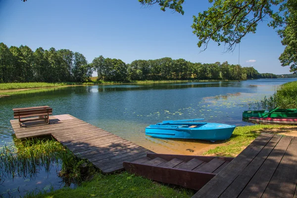 Göl kenarında dinlenmek