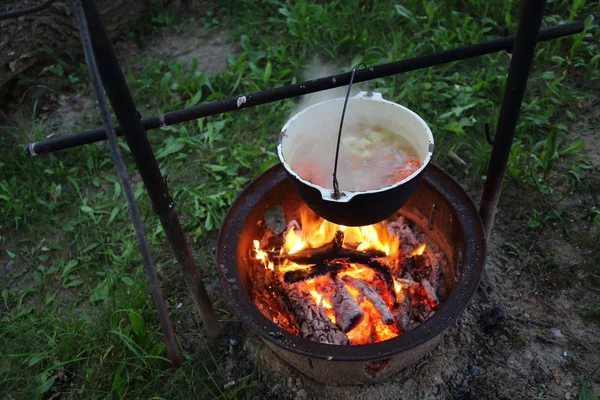 Matlagning soppa i kruka i brand — Stockfoto
