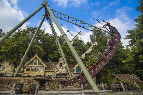 Efteling - tema parkı Hollanda'da. Gemi sallanan Maen yarıya — Stok fotoğraf