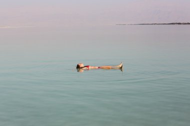 Dead sea adlı yüzen güzel kız