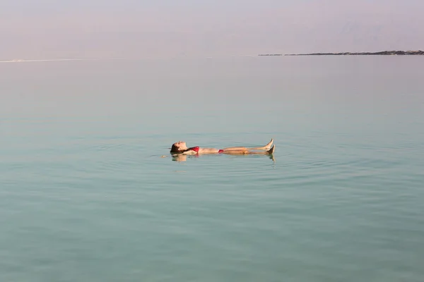 漂浮在死海的美丽女孩 — 图库照片