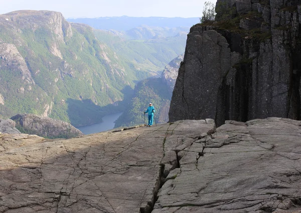 Klimmer meisje wandelen in de bergen — Stockfoto