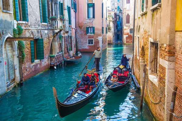 Gondoliers with tourists on gondolas — Stock Photo, Image