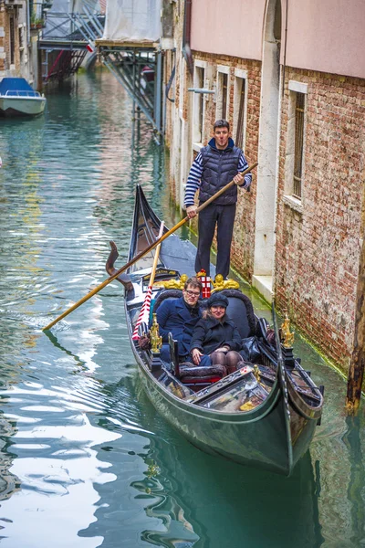 Gondolier with tourists on gondola — Stock Photo, Image