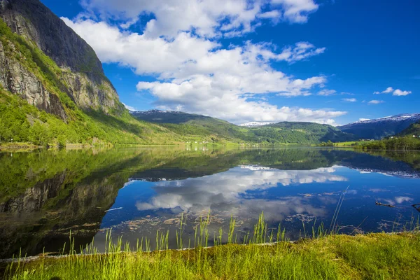 Magische landschap van Noorwegen in mei — Stockfoto