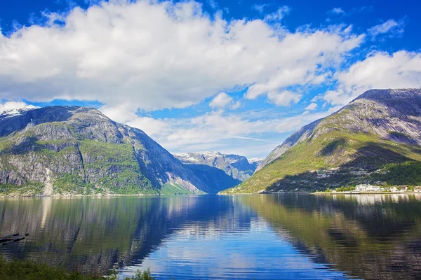 Magische landschap van Noorwegen in mei — Stockfoto