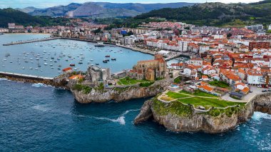 İspanya, Cantabria 'daki Castro-Urdiales' in hava manzarasında Santa Mara kilisesi ve limana bakan sahil şatosu yer alıyor..