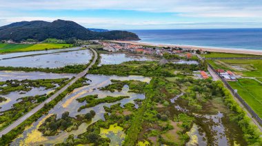 İspanya, Cantabria 'daki Santoa sulak alanlarının hava manzarası, arka planda gelgit bataklıkları, kanallar ve kıyı kasabalarını gösteriyor..