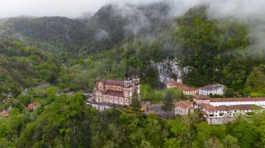 Puslu, Asturias, İspanya 'da Covadonga Bazilikasının Hava Görüntüsü