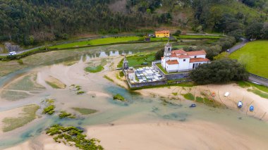Playa de La Isla ve Espasa Nehri Estuary Colunga, Asturias, İspanya