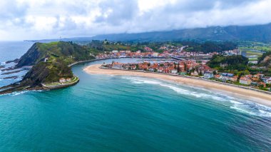 Ribadesella Sahili ve Kasabası Havadan Görünümü, Asturias, İspanya