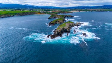 İspanya 'nın Asturias kıyısındaki Tapia de Casariego Limanı' nın havadan görünüşü
