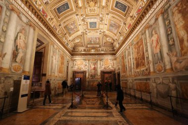 Tarihi Castel SantAngelo Roma, İtalya 'da yumuşak bir akşam gökyüzüne karşı görkemli bir şekilde yükselir. Başmelek Michael 'ın heykelinin taçlandırdığı silindirik kale yüzyılların tarihini sergiliyor ve Sonsuz Şehir' in güçlü bir sembolünü sunuyor..