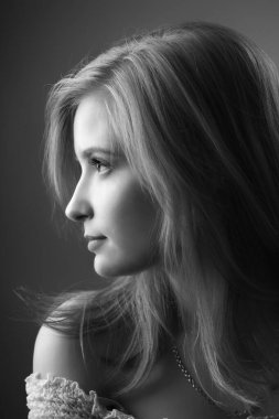 Uzun Kızıl Saçlı ve Tarafsız İfadeli Genç Kadın Portresi