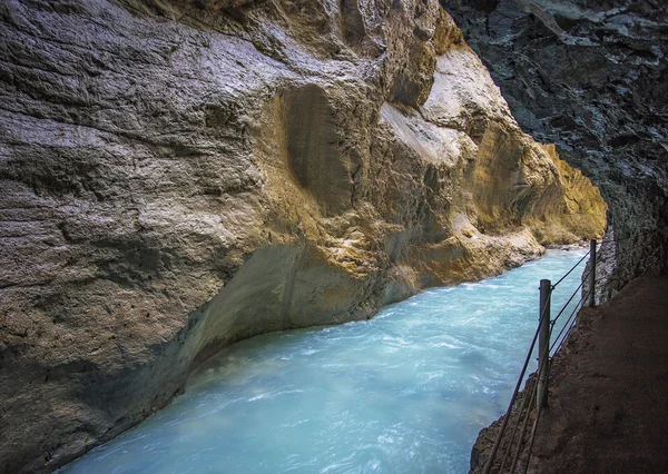 Ущелиною ущелини в Гарміші — стокове фото