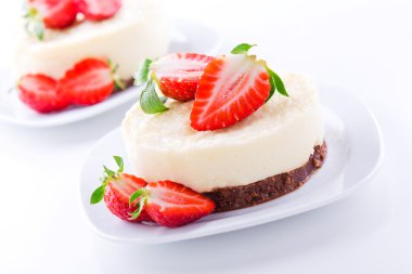 Ev yapımı çilekli cheesecake