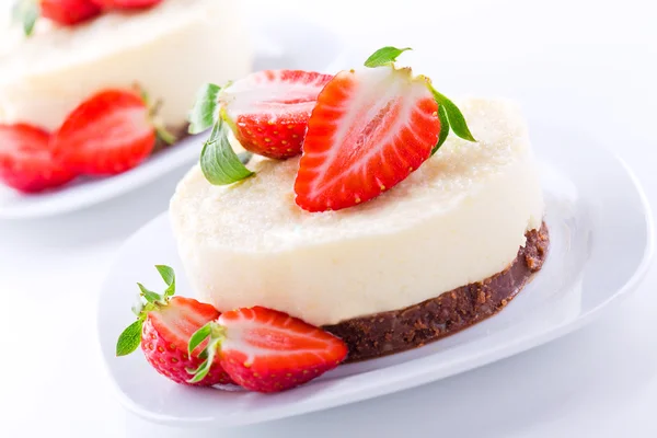 Vanilla Cheesecakes With Strawberries — Stock Photo, Image