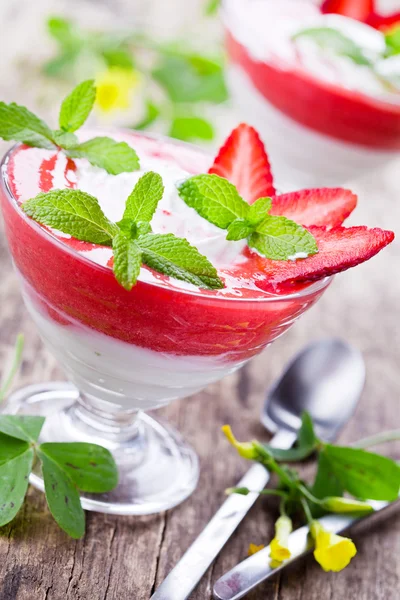 Bevroren aardbeien yoghurt — Stockfoto