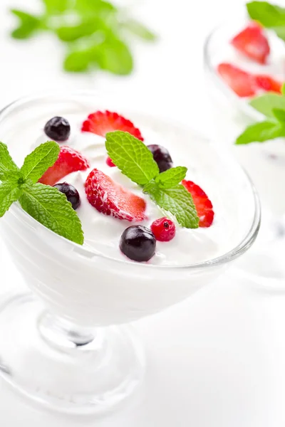 Erdbeere und Blaubeeren Joghurt — Stockfoto