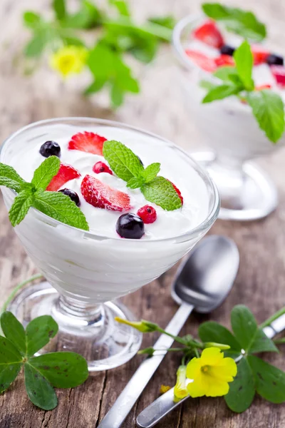Zomer yoghurt met bessen — Stockfoto