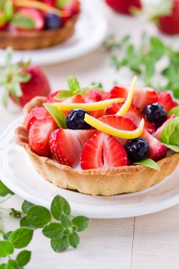 Küçük çilek ve böğürtlenli turta