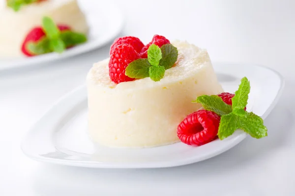 Panna Cotta met frambozen — Stockfoto