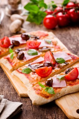 Ev yapımı Lezzetli Pizza