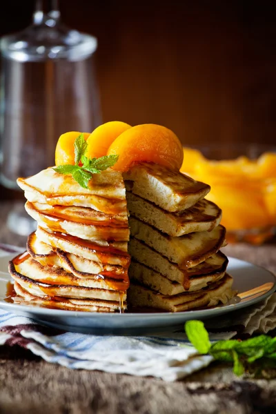 Huisgemaakte pannenkoeken met perziken — Stockfoto