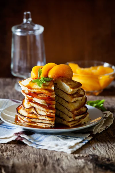 Homemade Pancakes With Poached Peaches — Stock Photo, Image