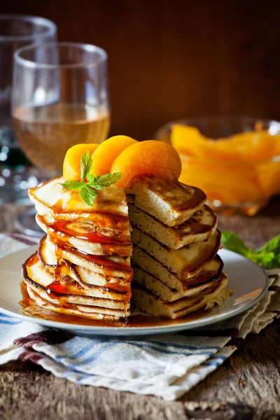 Pfannkuchen mit Pfirsichen — Stockfoto