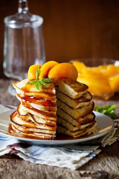 Pancakes With Poached Peaches — Stock Photo, Image