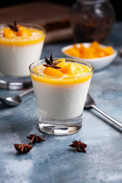 Sklenice Domácí Panna Cotta Mangovou Omáčkou — Stock fotografie