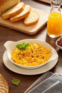 Kahvaltı için çırpılmış organik yumurta tabağı