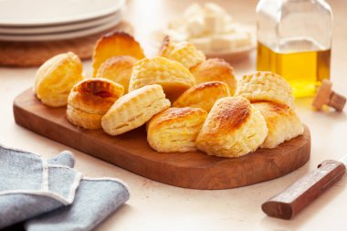 Bir avuç ev yapımı Yunan peynirli puf böreği.