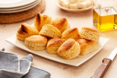 Bir avuç ev yapımı Yunan peynirli puf böreği.