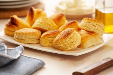 Bir avuç ev yapımı Yunan peynirli puf böreği.