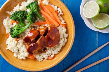 Tavuk ve sebze yemek kapat