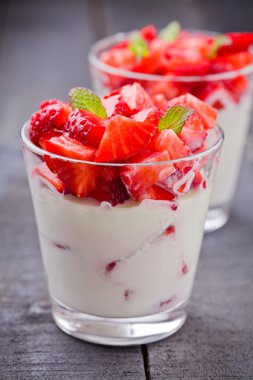 Kırmızı meyve yoğurt