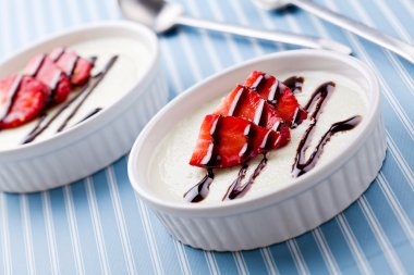 Panna Cotta çilek ve çikolata ile