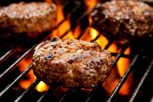 Burgers op de Grill — Stockfoto