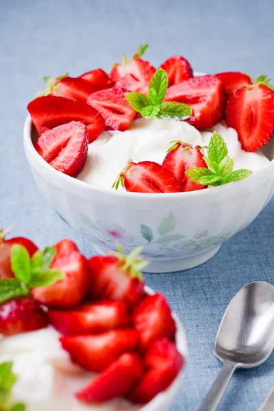 Yogurt con fragole fresche — Foto Stock