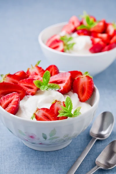 Yogurt fresco con fragole — Foto Stock