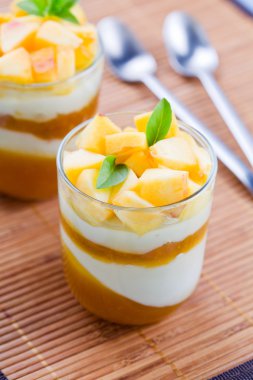 Şeftali panna cotta