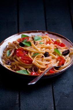 zeytin ve domates ile makarna