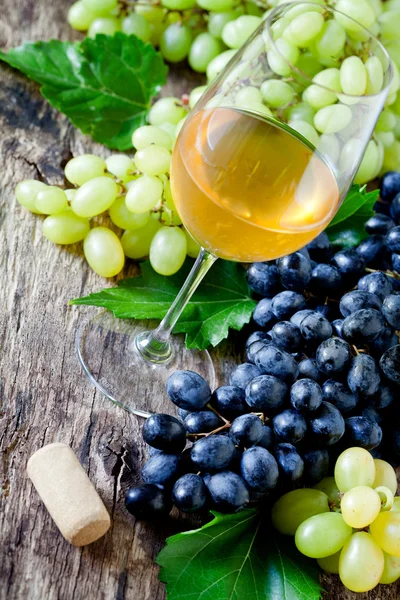 Vino bianco e uva — Foto Stock