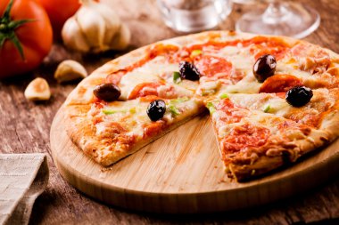 Peperoni ve zeytin Pizza
