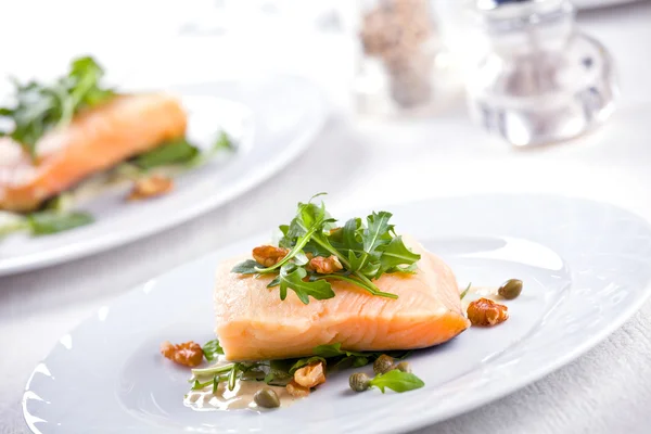 Salmão com salada de noz — Fotografia de Stock