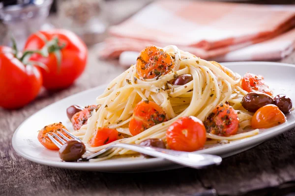 Домашню пасту з свіжими помідорами та оливками — стокове фото