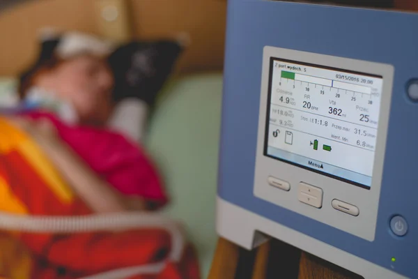 Mechanically ventilated patient through a respirator — Stock Photo, Image