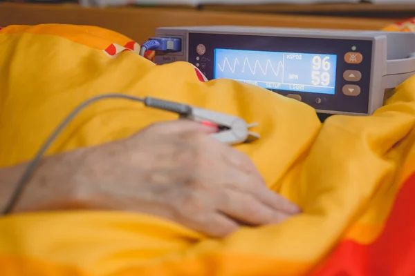 Paciente monitorizado por oxímetro de pulso — Foto de Stock